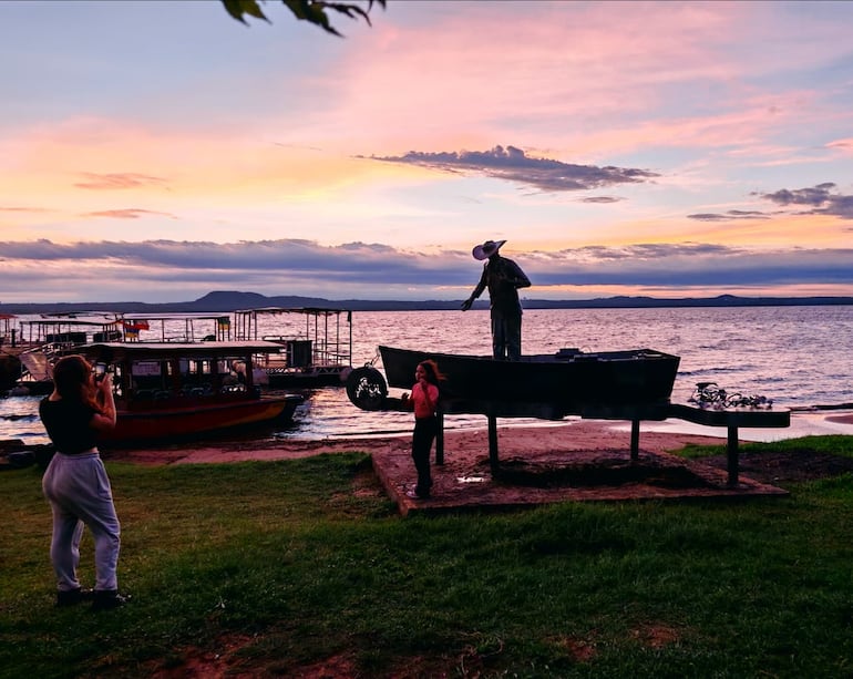 Los turistas que visitan San Bernardino quedan encantados con la figura y no pueden resistirse a capturarla en fotos durante los mágicos atardeceres.