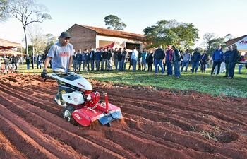 Jornada de campo impulsa mecanización de agricultura familiar en San Pedro