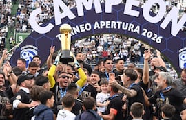 Los jugadores de Olimpia celebran con el título de campeón de la conquista del torneo Apertura 2026 de la Primera División de Paraguay en el estadio Defensores del Chaco, en Asunción, Paraguay.
