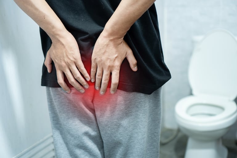 Hombre en el baño, concepto de hemorroides.