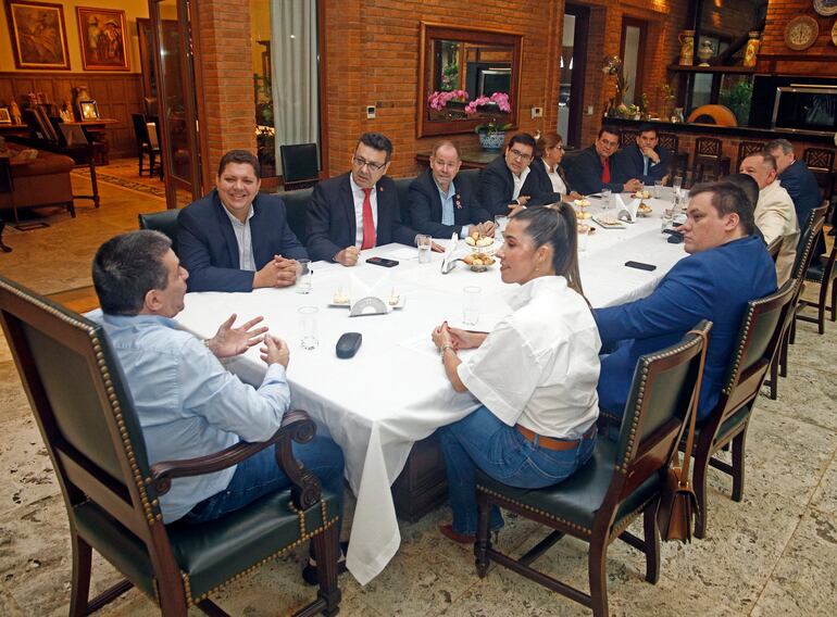 Cartes compartió una cena con sus doce gobernadores leales.