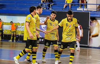 Jugadores del Deportivo Atenas festejan una de las victorias en el Sudamericano. Este viernes, los atenienses se impusieron al 12 de Junio de Barrio Jara, y disputarán la final del certamen Zona Sur.
