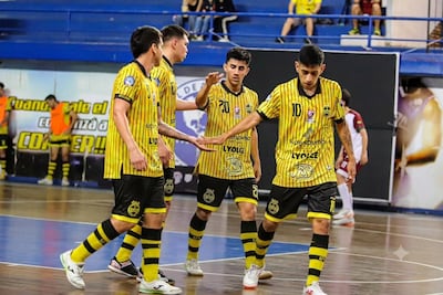 Jugadores del Deportivo Atenas festejan una de las victorias en el Sudamericano. Este viernes, los atenienses se impusieron al 12 de Junio de Barrio Jara, y disputarán la final del certamen Zona Sur.