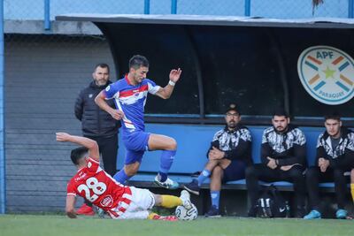 Cristian Paredes intenta burlar la marca de Juan Carlos González. (Foto: APF)