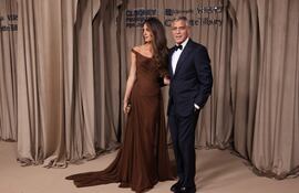 George Clooney y su esposa, Amal Clooney, posando muy elegantes a su llegada a los Premios Albies. (EFE/EPA/NEIL HALL)