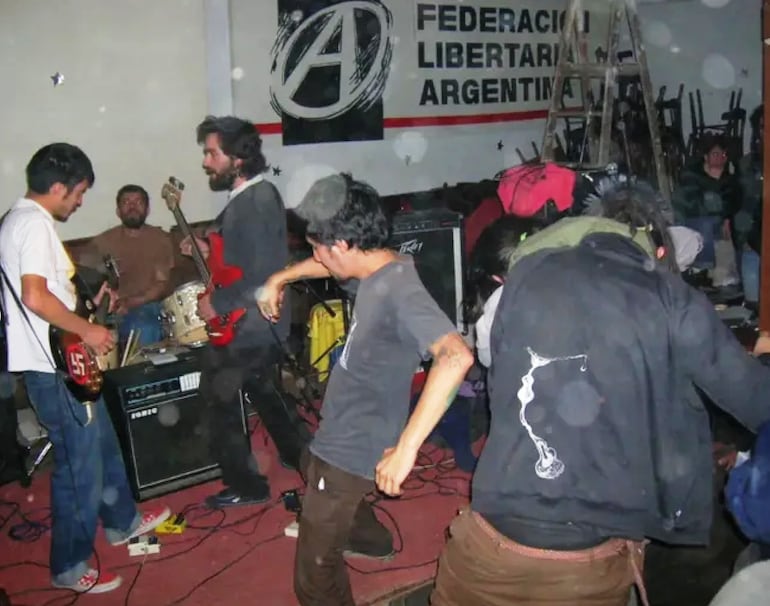 El grupo punk Biófilo Panclasta en vivo en la Federación Libertaria Argentina, 2006