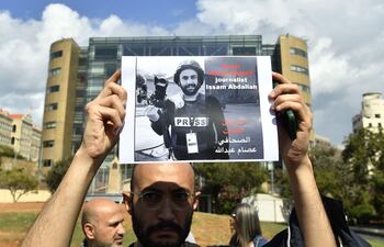 Beirut (Lebanon), 15/10/2023.- A man holds a photo of late Reuters visual journalist Issam Abdallah during a vigil in tribute to the cameraman, who was killed on the Israel-Lebanon border, in front of the UN building in Beirut, Lebanon, 15 October 2023. Abdallah was killed on 13 October while working with a Reuters crew in southern Lebanon providing a live signal, the agency said in a statement, adding that two other of its journalists also sustained injuries. Israeli army spokesman Lt Col Richard Hecht told a regular briefing that they are aware of the incident with the Reuters journalist and they are looking into it. 'We already have visuals. We're doing a cross examination. It's a tragic thing', he said. (Líbano) EFE/EPA/ABBAS SALMAN