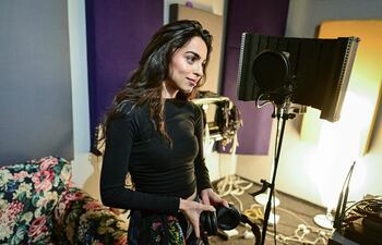 La cantante Bianca Mihai, de 25 años, aparece durante un ensayo en un estudio de Bucarest el 26 de marzo de 2026. Mientras que las sensuales canciones de Lolita Cercel, una artista creada con inteligencia artificial que ha generado preocupaciones por racismo en Rumanía, han acumulado millones de visualizaciones en línea, la cantante Bianca Mihai trabaja arduamente sin el mismo reconocimiento.