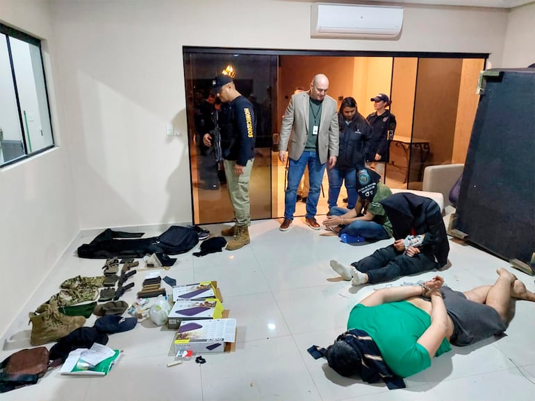 El fiscal Lorenzo Lezcano (con saco) y policías de Homicidios junto a los tres sicarios del PCC capturados en Lambaré. Dos de ellos fueron condenados ahora. El otro fue expulsado del Paraguay.