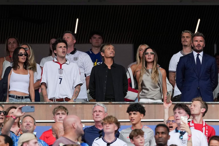 El exfutbolista David Beckham y su esposa Victoria Beckham no se perdieron el partido de cuartos de final del Mundial de la FIFA 2026 entre Noruega e Inglaterra. (EFE/ Octavio Guzmán)