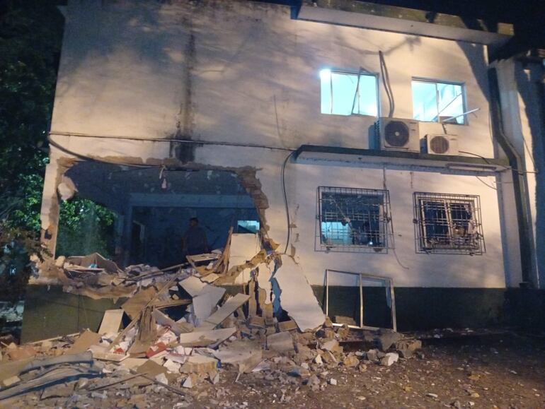 Explosionan empresa agroindustrial en Coronel Bogado e incautan dos autos abandonados