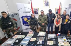 Tras un operativo, se logró incautar una gran cantidad de evidencias de la supuesta comercialización de estupefacientes.