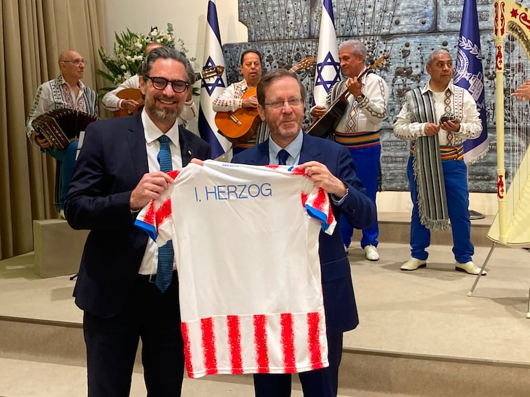 Embajador paraguayo en Israel , Alejandro Rubín, junto al presidente israelí, Isaac Herzog, que recibió una remera de la albirroja.