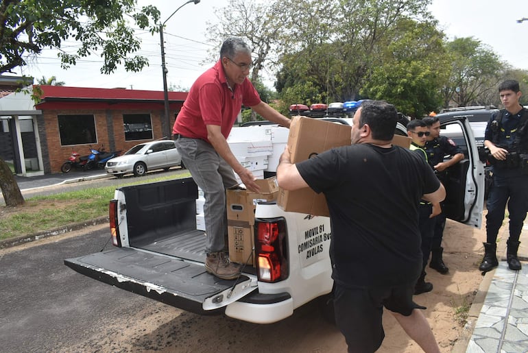 Máquinas de votación y útiles electorales fueron distribuidos este sábado en los locales habilitados para las elecciones municipales en el distrito de Ayolas.