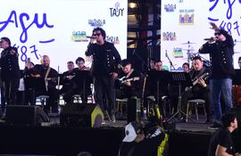 El grupo Funk'Chula se presentó como parte de la serenata a Asunción.