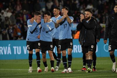Jugadores de Uruguay celebran el triunfo hoy, al final de un partido de las Eliminatorias Sudamericanas para la Copa Mundial de Fútbol 2026 entre Uruguay y Brasil en el estadio Centenario en Montevideo (Uruguay).