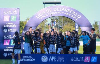 En la categoría Sub 16 Femenina, Olimpia se alzó con el título tras imponerse a Cerro Porteño por 4-3 en la tanda de penales.
