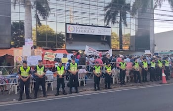 Manifestación de adultos mayores frente a la sede del Ministerio de Desarrollo Social por aumento de la pensión.