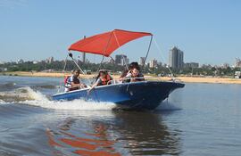 Paseo en lancha en la Costanera de Asunción. (Imagen de referencia).