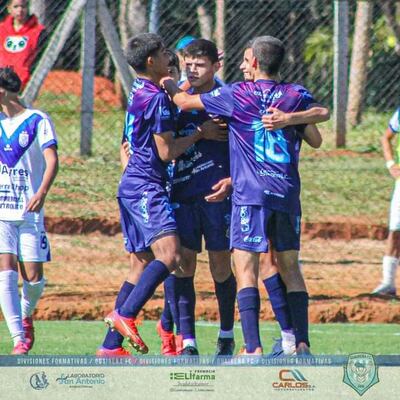 Festejo del triplete convertido por Argüello (centro) en Villeta ante Ameliano