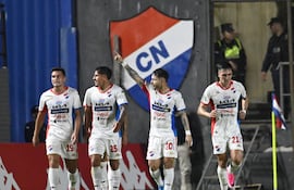 Los jugadores de Nacional celebran un gol en el partido frente a Olimpia por la fecha 2 del torneo Clausura 2026 de la Primera División de Paraguay en el estadio Arsenio Erico, en Asunción, Paraguay.