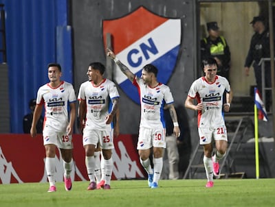 Los jugadores de Nacional celebran un gol en el partido frente a Olimpia por la fecha 2 del torneo Clausura 2026 de la Primera División de Paraguay en el estadio Arsenio Erico, en Asunción, Paraguay.