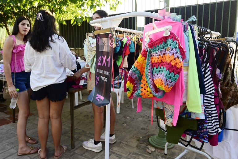 Las ferias artesanales son ya parte del paisaje cotidiano en la villa veraniega, donde se pueden encontrar hermosas prendas.