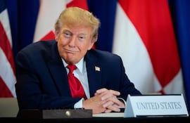 El presidente de Estados Unidos, Donald Trump, observa durante la firma de un pacto de seguridad entre Estados Unidos, Dinamarca y Groenlandia, en el marco del 81.º período de sesiones de la Asamblea General de las Naciones Unidas (ONU), en la sede de la ONU, el 22 de septiembre de 2026, en Nueva York.