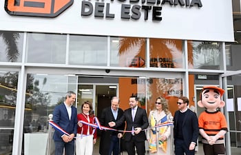 Eduardo Quiroga, Leticia Zuccolillo, Jorge Mendelzon, el intendente de Asunción, Luis Bello, Adriana Zuccolillo y José Mendelzon durante el corte de cinta.