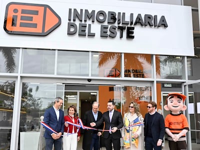 Eduardo Quiroga, Leticia Zuccolillo, Jorge Mendelzon, el intendente de Asunción, Luis Bello, Adriana Zuccolillo y José Mendelzon durante el corte de cinta.