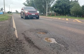 Peligrosos baches se observan en diferentes puntos de la duplicación de la ruta PY08 en Coronel Oviedo.