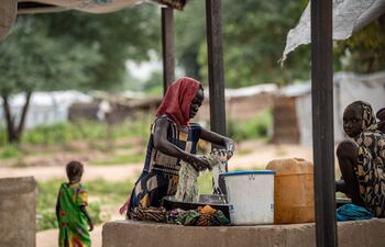 Niñas lavan ropa en un punto de limpieza en el campo de refugiados de Korsi en Birao. Más del 80 por ciento de los residentes del campo son mujeres y niños que huyeron de la guerra en Darfur. Más de una docena de camiones cargados con ayuda alimentaria del Programa Mundial de Alimentos (PMA) entraron ayer, martes, por primera vez en meses a la región occidental sudanesa de Darfur, el principal foco de hambruna en Sudán, por el recién reabierto paso fronterizo de Adre, informó la ONU este miércoles.