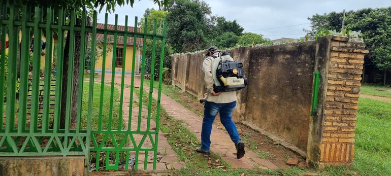 Trabajo de bloque en viviendas de personas con casos positivos de dengue.