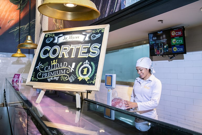 Lezcano describe al comprador paraguayo como todavía “extremadamente tradicional” en determinadas categorías. Pone como ejemplo la preferencia por productos frescos frente a congelados y, especialmente, por la carne despachada en el momento.