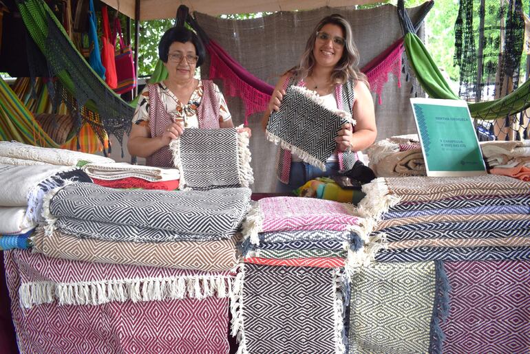 Mirtha Orihuela y Licia Medina participan en exposiciones para dar a conocer la artesanía ancestral.