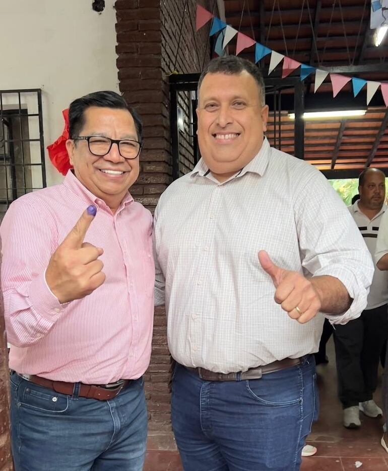 El ministro Tadeo Roja y el ganador Julio Trinidad, actual concejal.