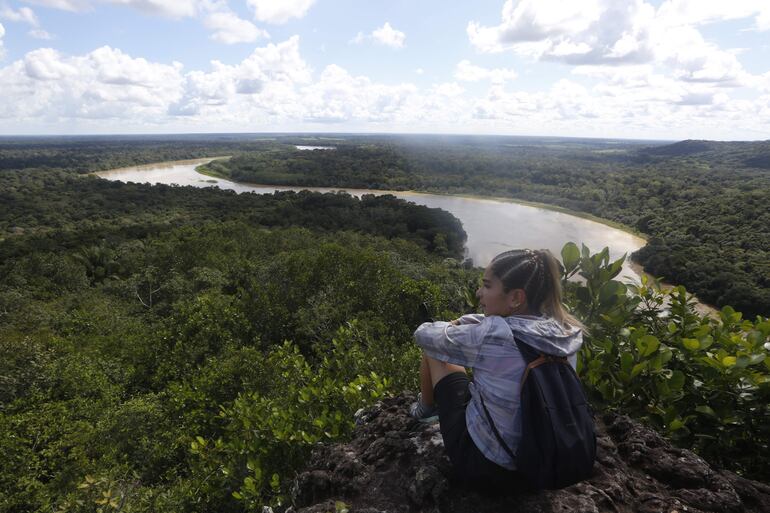 Una turista observa desde un mirador del río Raudal del Guayabero en la región del Guaviare (Colombia). 