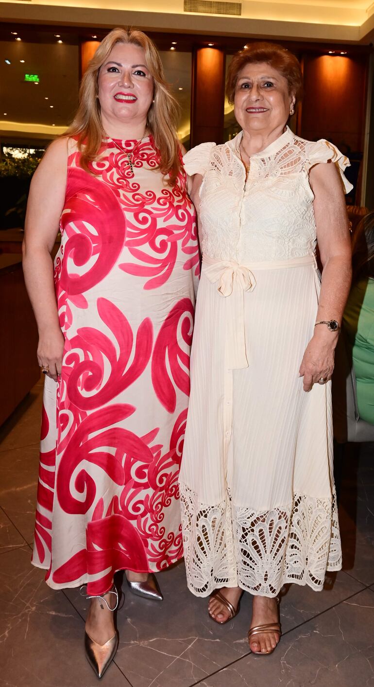 Julia López junto con Carmen Mendieta.