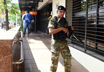Militares custodian el sanatorio Migone, donde está internado el narcotraficante.