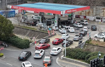 Conductores hacen fila para repostar en una gasolinera en Nanjing, provincia de Jiangsu, China, este lunes.