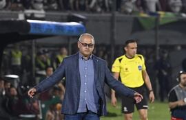 El entrenador de Olimpia, Francisco “Chiqui” Arce, durante el duelo ante Fluminense.