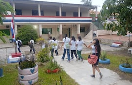 Estudiantes del Colegio Ángel Muzzolón ingresando en la institución en el primer día de clases.