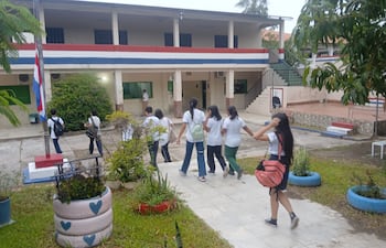 Estudiantes del Colegio Ángel Muzzolón ingresando en la institución en el primer día de clases.