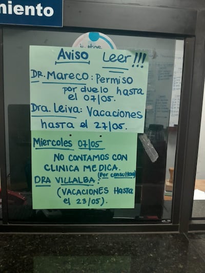 Un cartel colocado en una de las ventanillas de la Clínica Isla Po´i del IPS, avisa a los asegurados de la ausencia de varios profesionales de la salud.