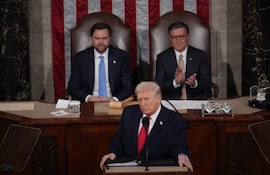 El presidente de Estados Unidos, Donald Trump, ante la mirada del vicepresidente J.D. Vance y el presidente de la Cámara de Representantes, Mike Johnson (republicano por Luisiana), pronuncia su discurso sobre el Estado de la Unión durante una sesión conjunta del Congreso en el Capitolio de Estados Unidos el 24 de febrero de 2026, en Washington, D.C.