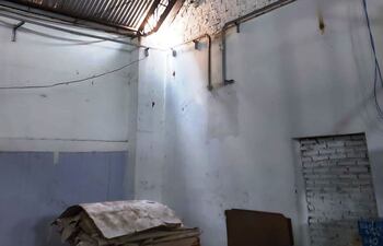 Los desconocidos ingresaron por el techo del tinglado de la distribuidora para alzarse con el dinero y otras pertenencias.