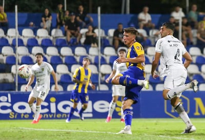 Remate a portería del argentino Iván Maggi ante Marcos Pereira, durante el duelo más reciente entre Sportivo Luqueño y Recoleta FC, en Itauguá, ganado por los auriazules 1-0, con el gol de Marcelo Ojeda.