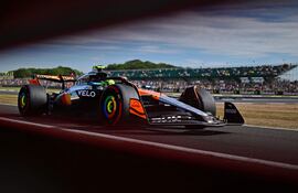 El monoplaza McLaren del piloto inglés Lando Norris durante el segundo ensayo libre del Gran Premio de Gran Bretaña en el Circuito de Silverstone, en Silverstone, Gran Bretaña.