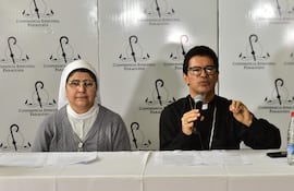 El Monseñor Amancio Benítez, obispo de Benjamín Aceval y secretario general de la CEP, en compañía de la Hermana Norma Olmedo, de la Conferencia de Religiosos del Paraguay (Conferpar).