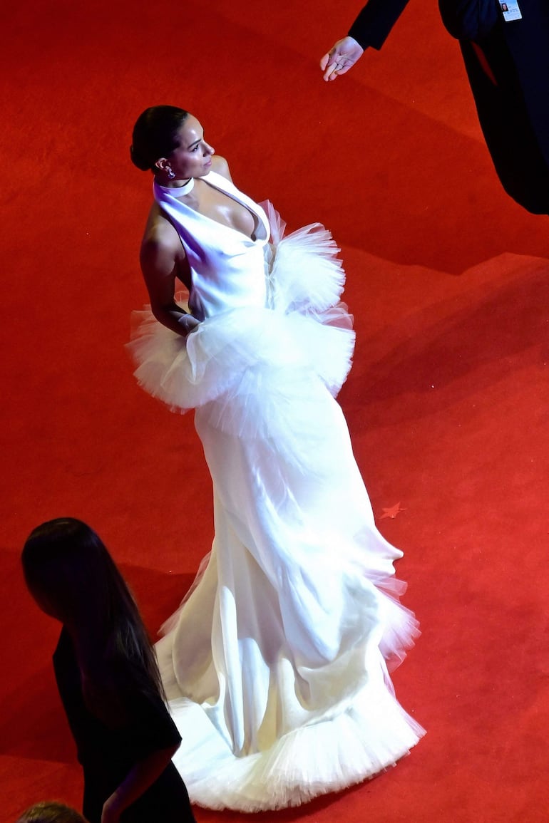 La actriz y modelo Gizem Emre posó ante los flashes en la gala especial de la Berlinale.